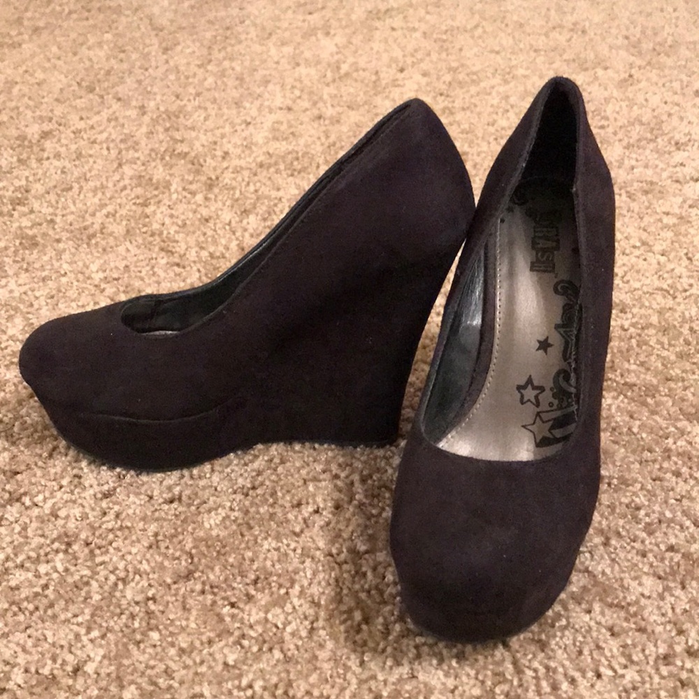 Black Wedge